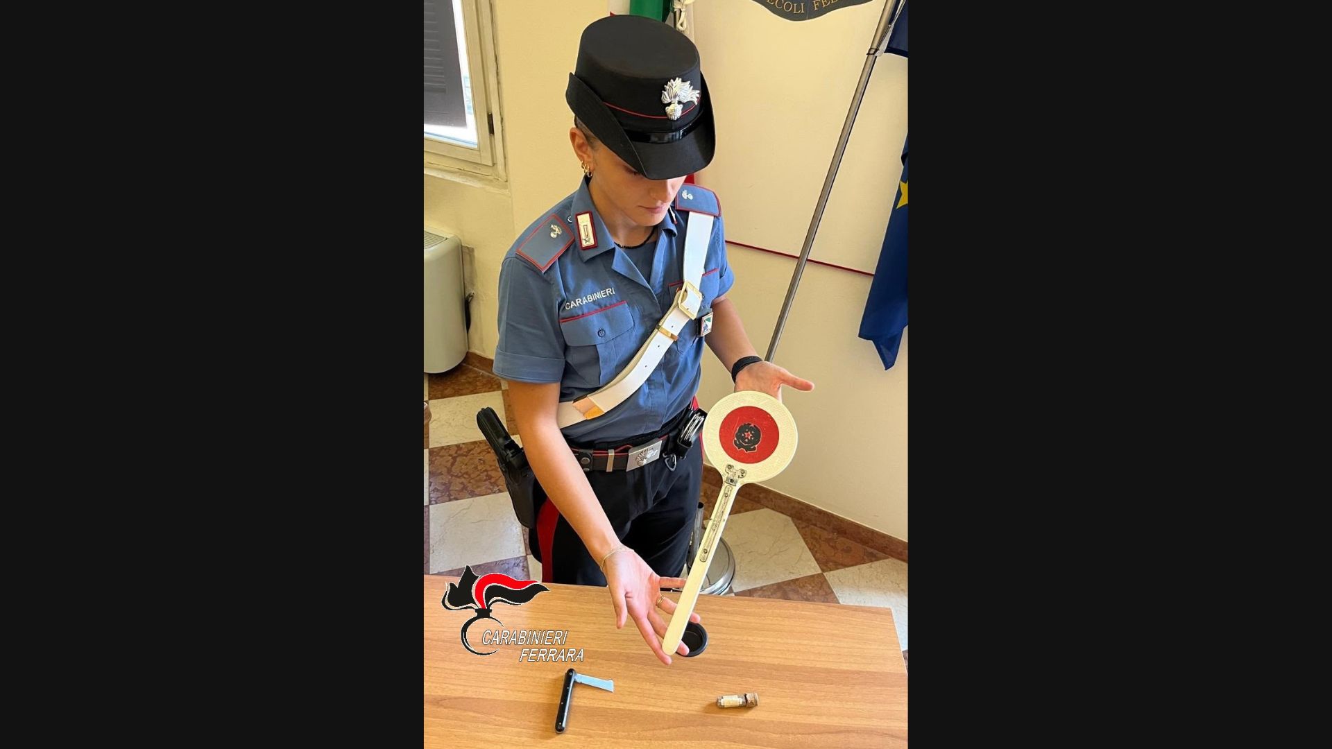 Denunciato un 48enne trovato con un coltello, un oggetto appuntito e una paletta della polizia nel bagagliaio. 1