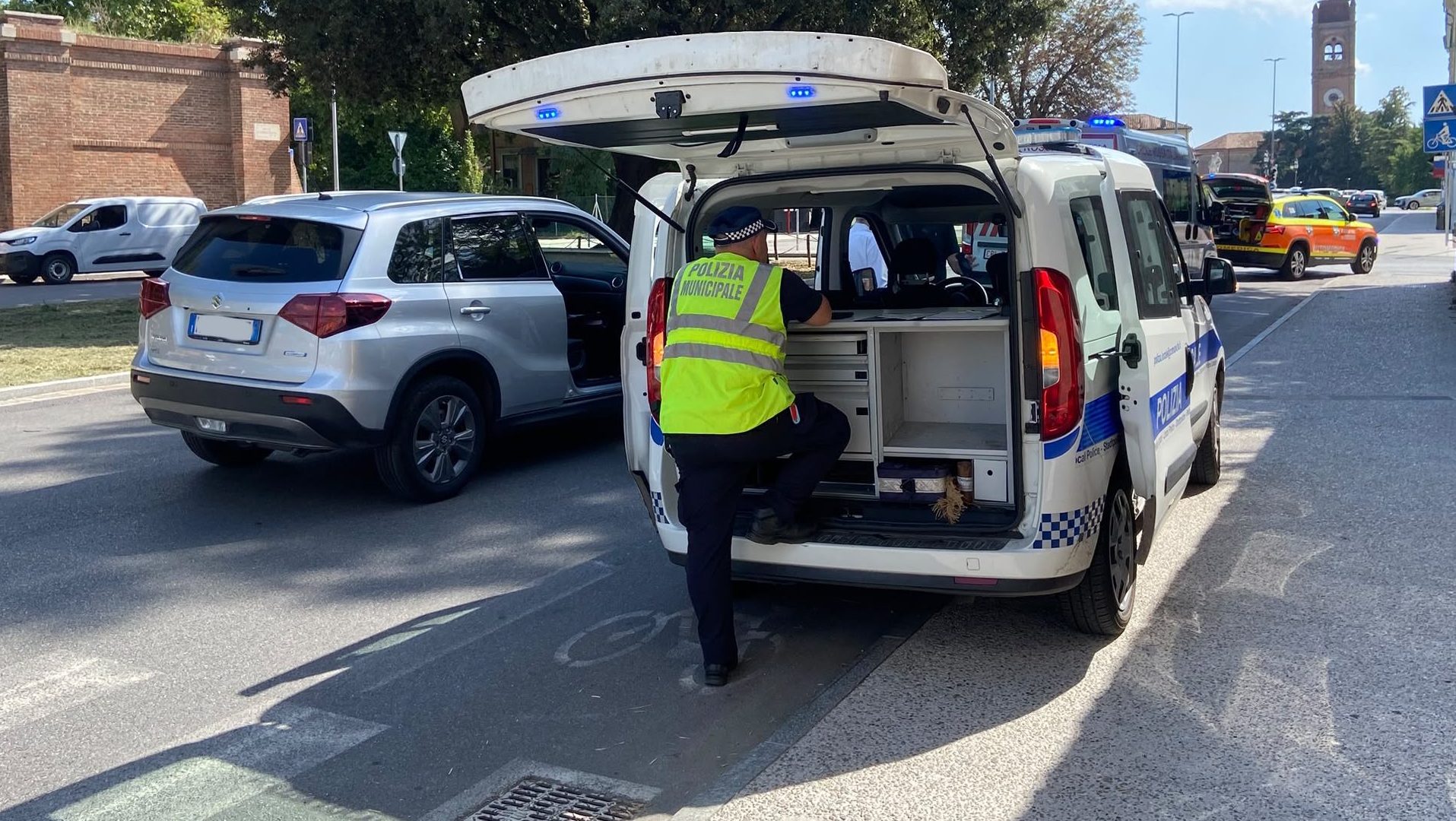 Donna travolta sulle strisce pedonali in via San Maurelio: coinvolto anche il cane. 1