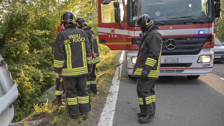 Esplosione di uno pneumatico, veicolo collide con un camion sulla Ferrara-Mare: fuoriuscita di gasolio sull'asfalto e chiusura della strada. 1
