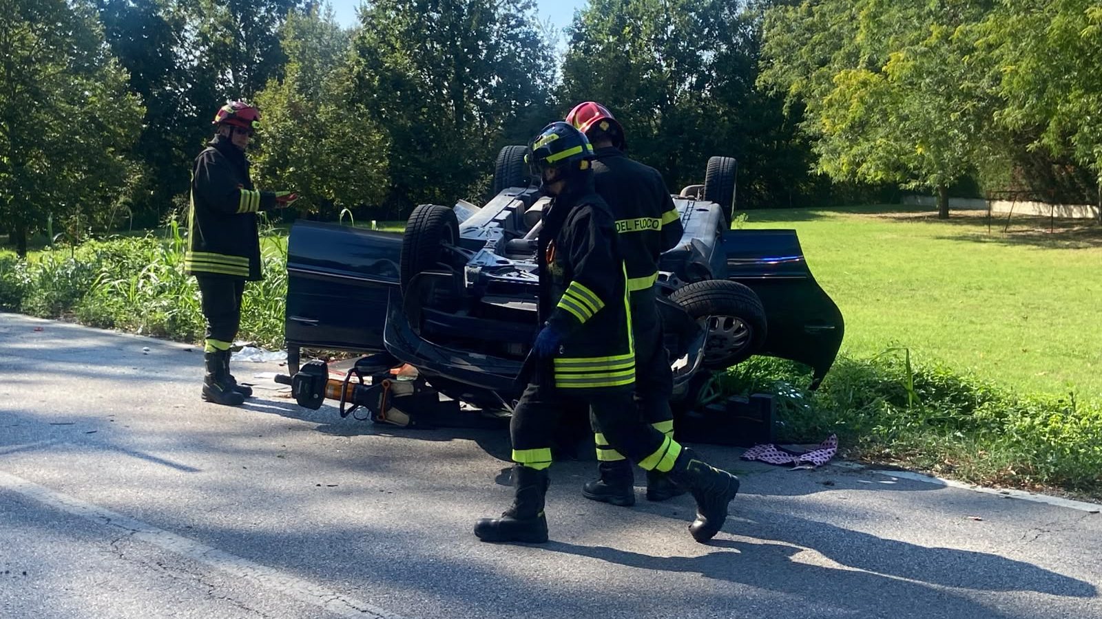 Incidente a Porotto, auto contro un platano: donna proiettata per 40 metri. 1