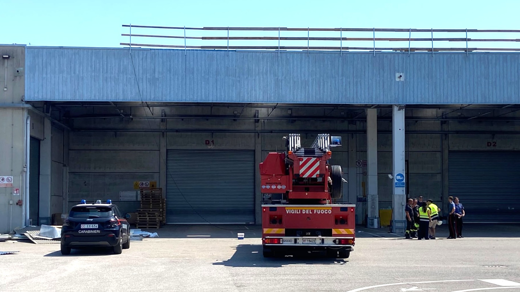 Incidente lavorativo. Un lavoratore precipita dal tetto di un edificio industriale. 15