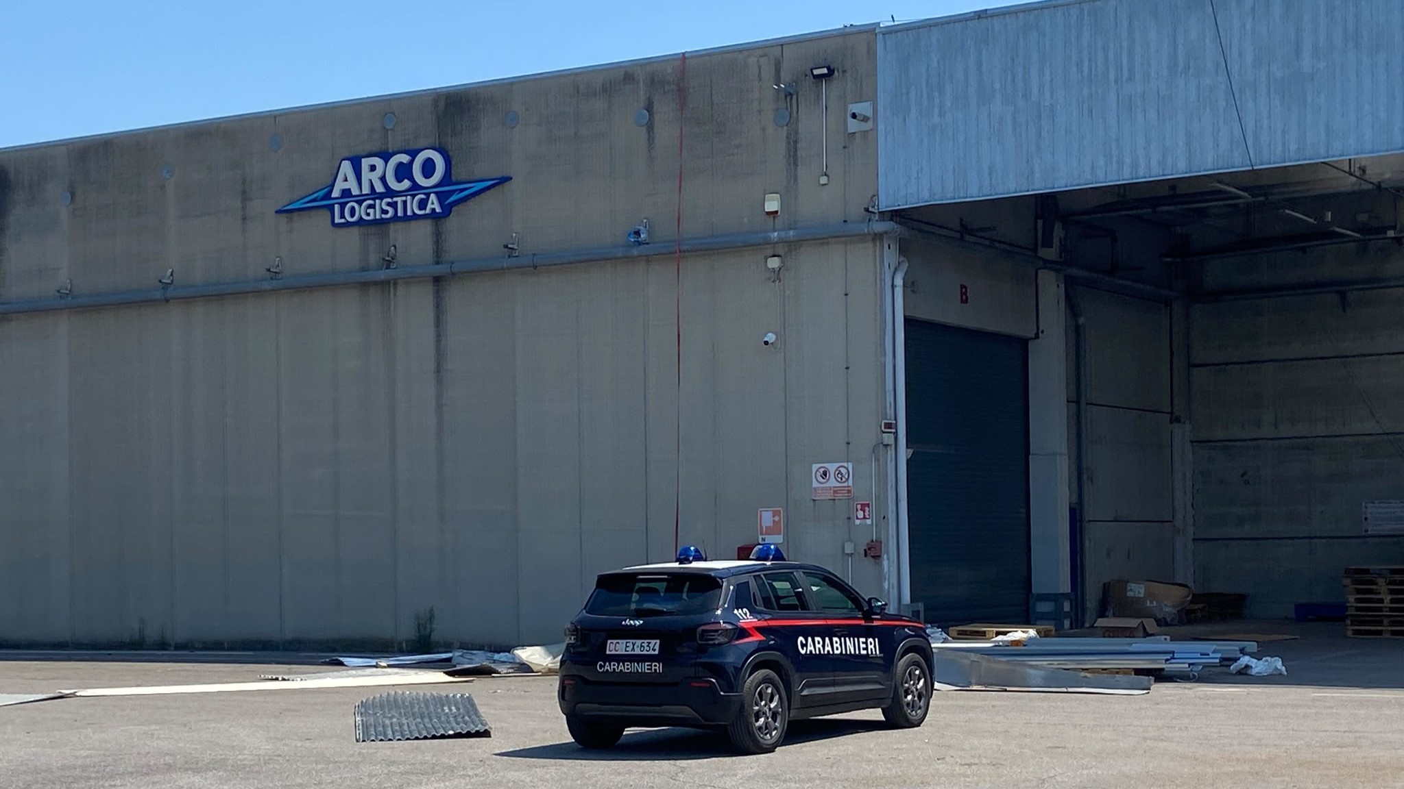 Incidente lavorativo. Un lavoratore precipita dal tetto di un edificio industriale. 18