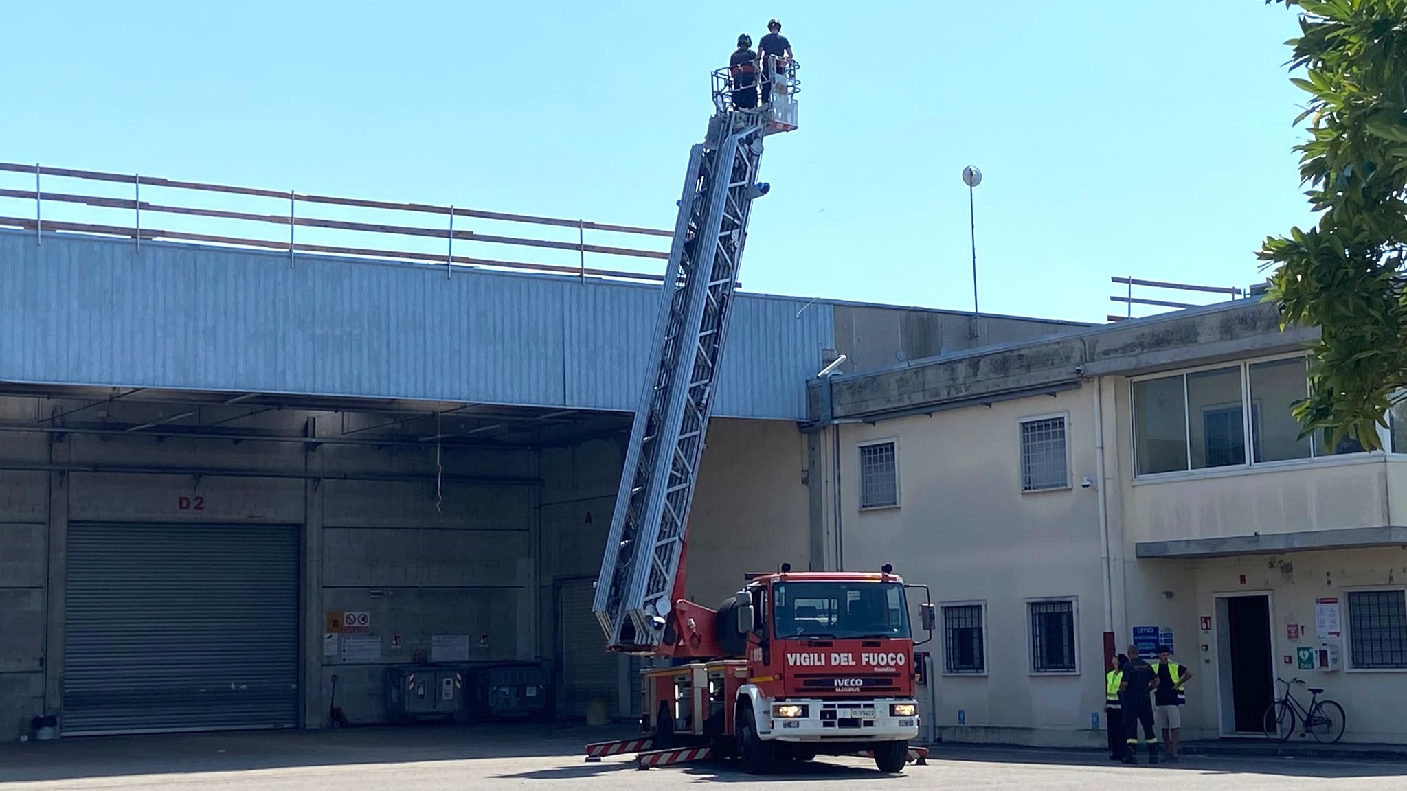 Incidente lavorativo. Un lavoratore precipita dal tetto di un edificio industriale. 14