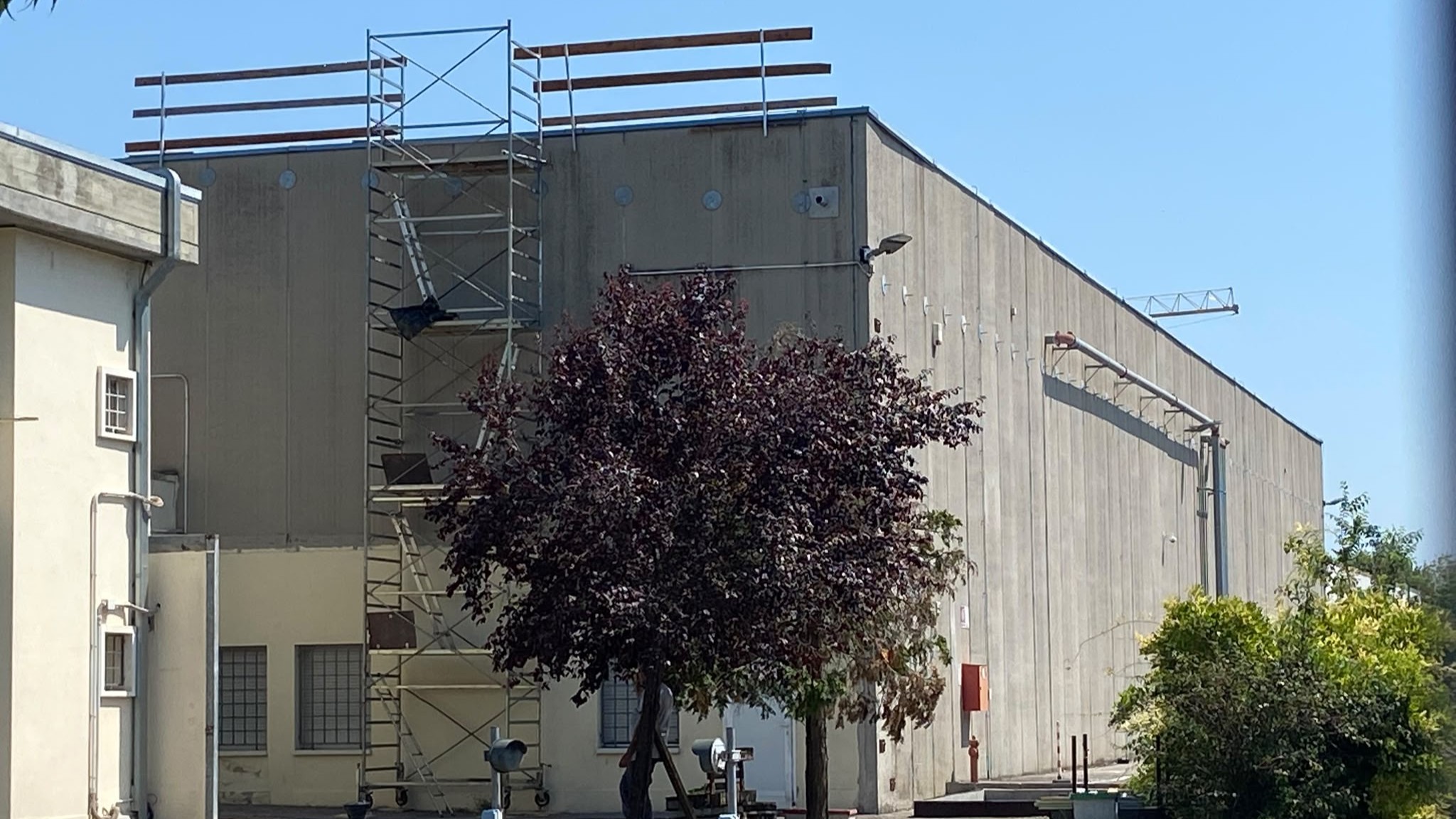 Incidente lavorativo. Un lavoratore precipita dal tetto di un edificio industriale. 16