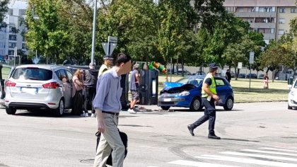 Incidente tra tre veicoli in via Verga: quattro individui coinvolti, due ricoverati in ospedale. 2