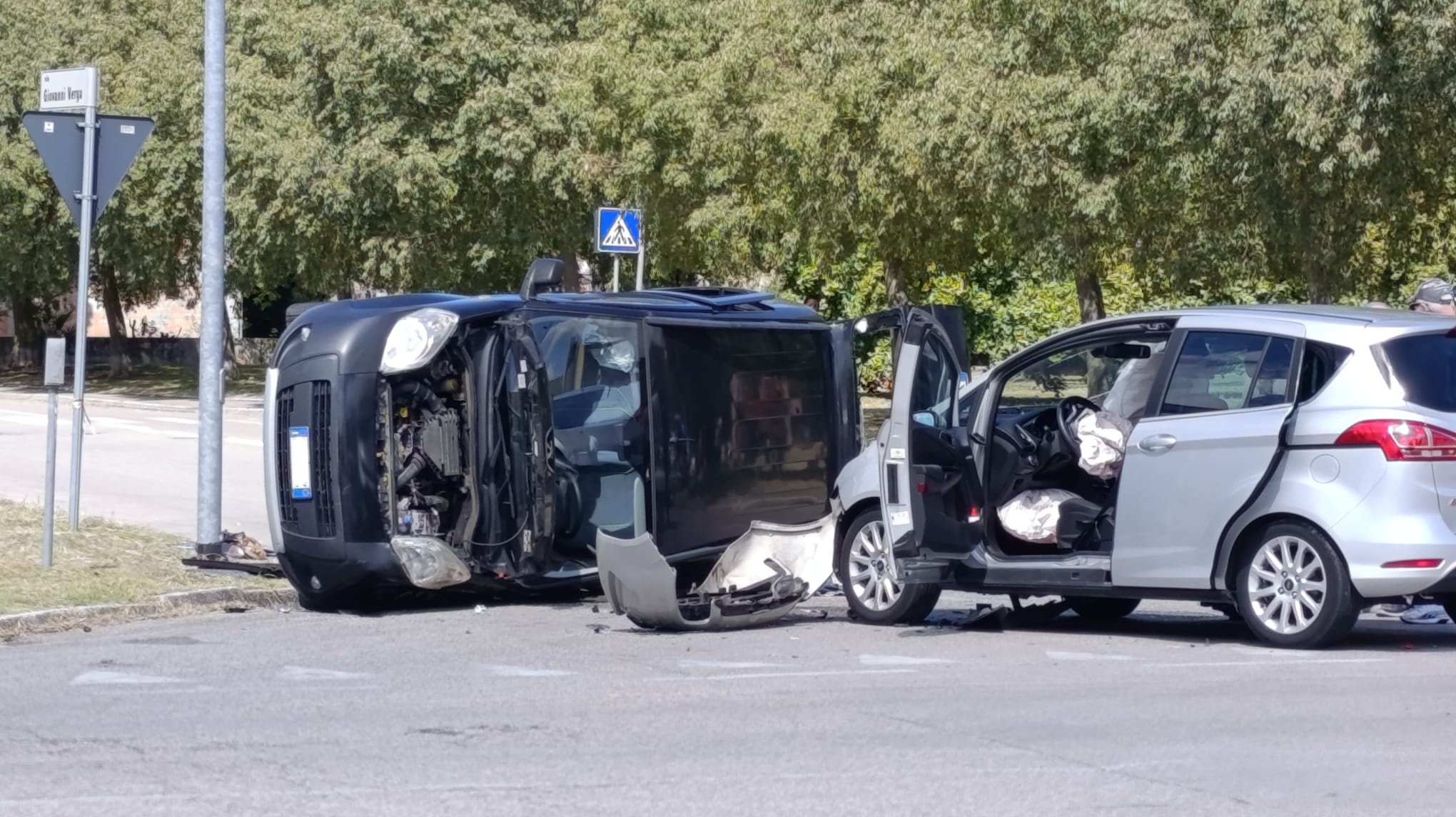 Incidente tra tre veicoli in via Verga: quattro individui coinvolti, due ricoverati in ospedale. 1