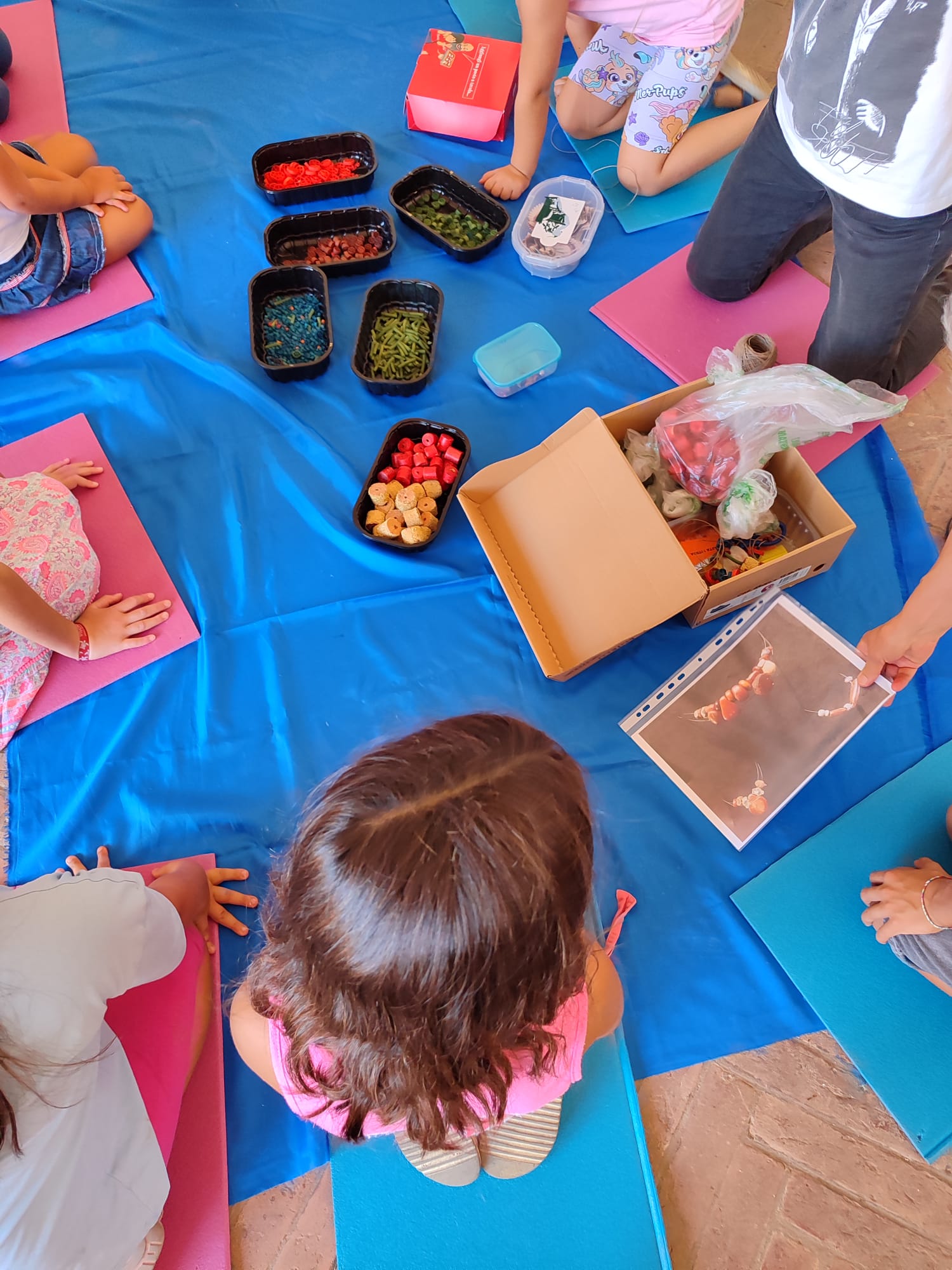 Laboratorio di storia a Ferrara: i bambini si trasformano in artigiani etruschi. 1