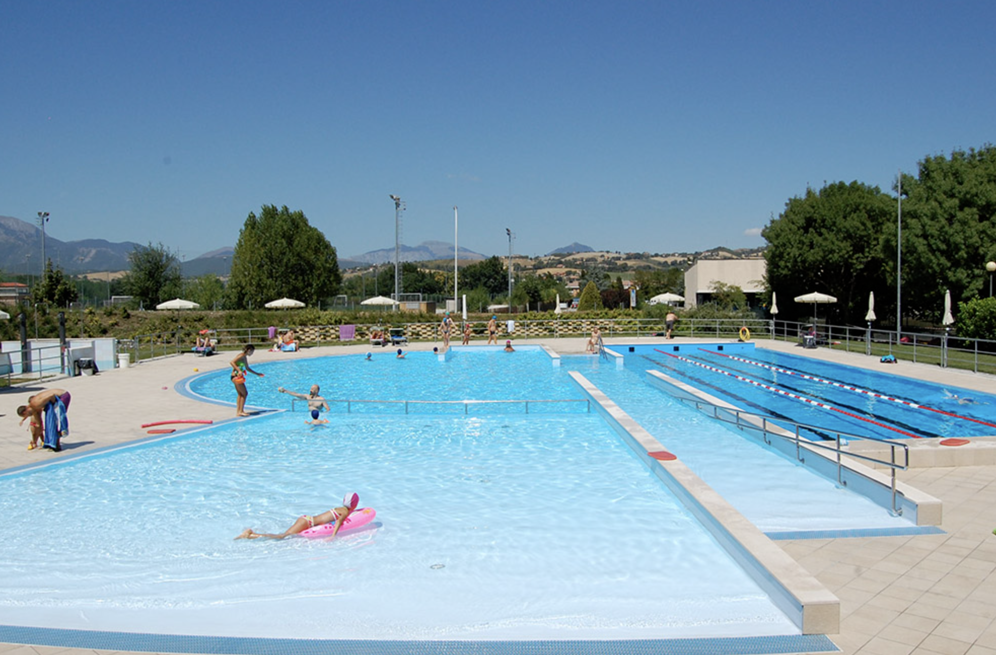 Nei mercoledì di agosto l'ingresso alle piscine estive di Nuova Sportiva è gratuito per i bambini. Nei mercoledì di agosto l'ingresso alle piscine estive di Nuova Sportiva è gratuito per i bambini. 15