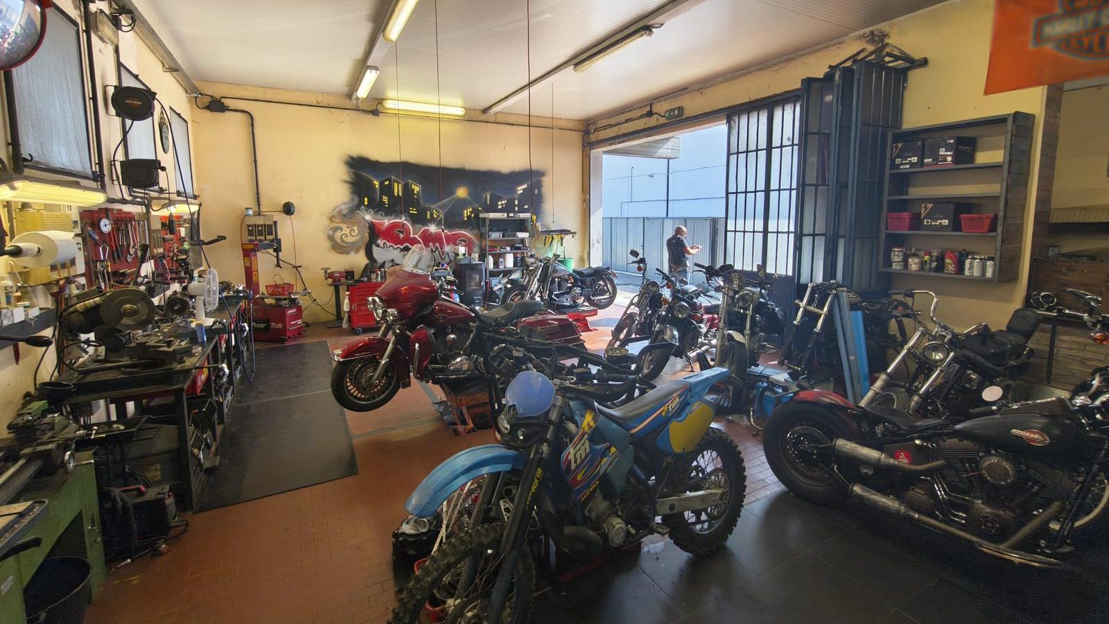 Scoperta un'officina clandestina in un capannone: la Polizia Stradale appone i sigilli. 1