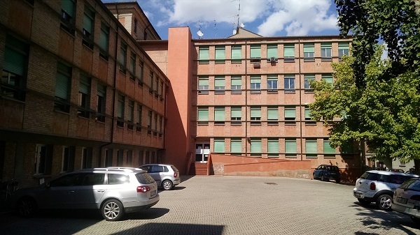 Un uomo di 75 anni sotto inchiesta per stalking condominiale a causa del volume eccessivo della musica e delle tensioni con i vicini. 1