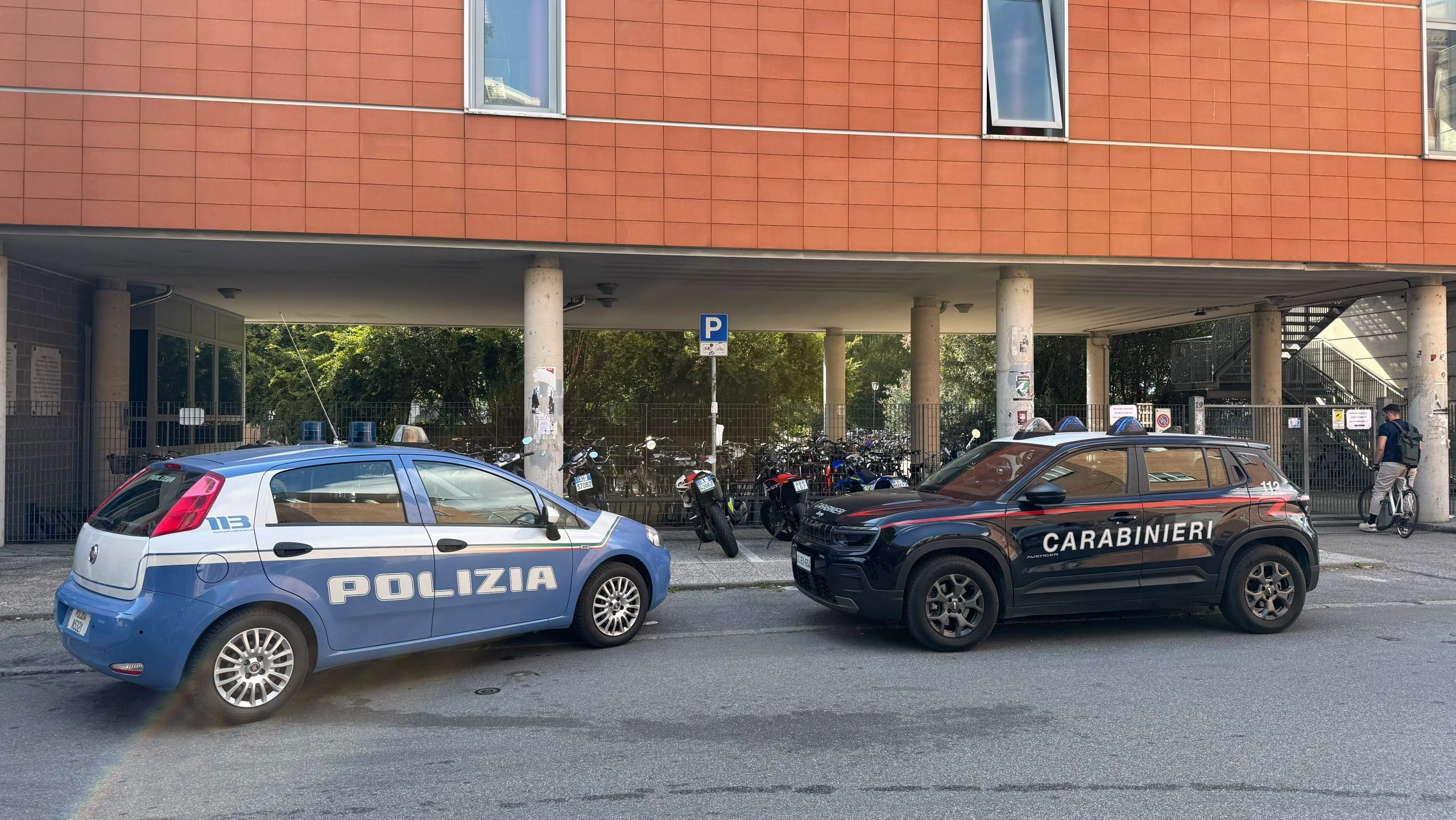 Pugnalato un ragazzo di prima superiore al Liceo Ariosto di Ferrara Pugnalato un ragazzo di prima superiore al Liceo Ariosto di Ferrara 1