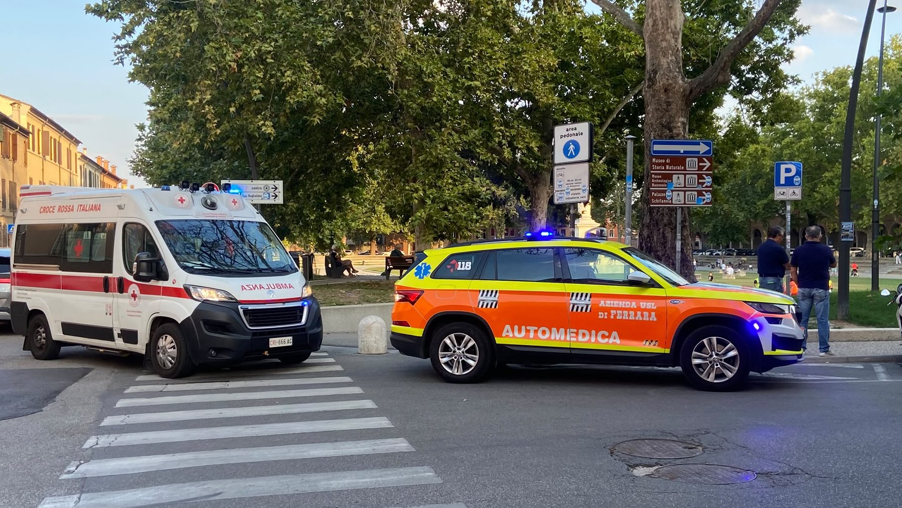 Caduta in bicicletta in piazza Ariostea: un 14enne ricoverato al Pronto Soccorso di Cona 1