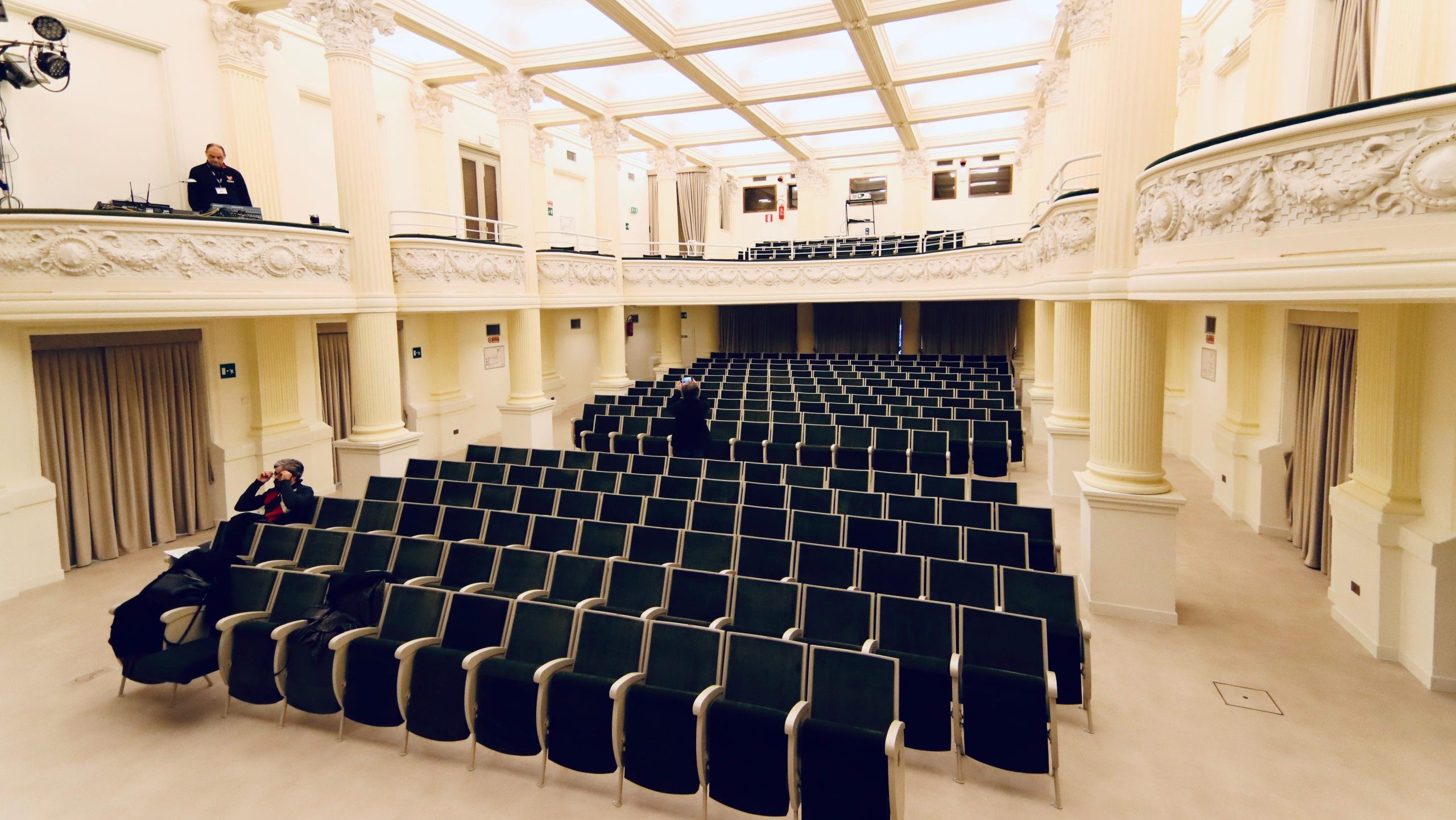 Crollo parziale alla Sala Estense: struttura inagibile, cerimonia spostata in Municipio 1