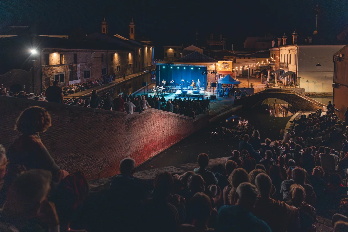Comacchio, corsa ai biglietti per il concerto di Pavarotti: ultimi posti disponibili per “Tutto nel mondo è burla” 1