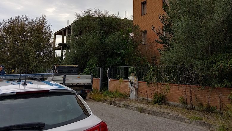 Doro, murati gli accessi alla palazzina ‘fantasma’ di via Franceschini 1