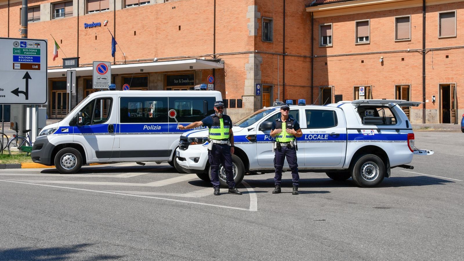 Due giovani feriti da coltellata davanti alla stazione di Ferrara 1