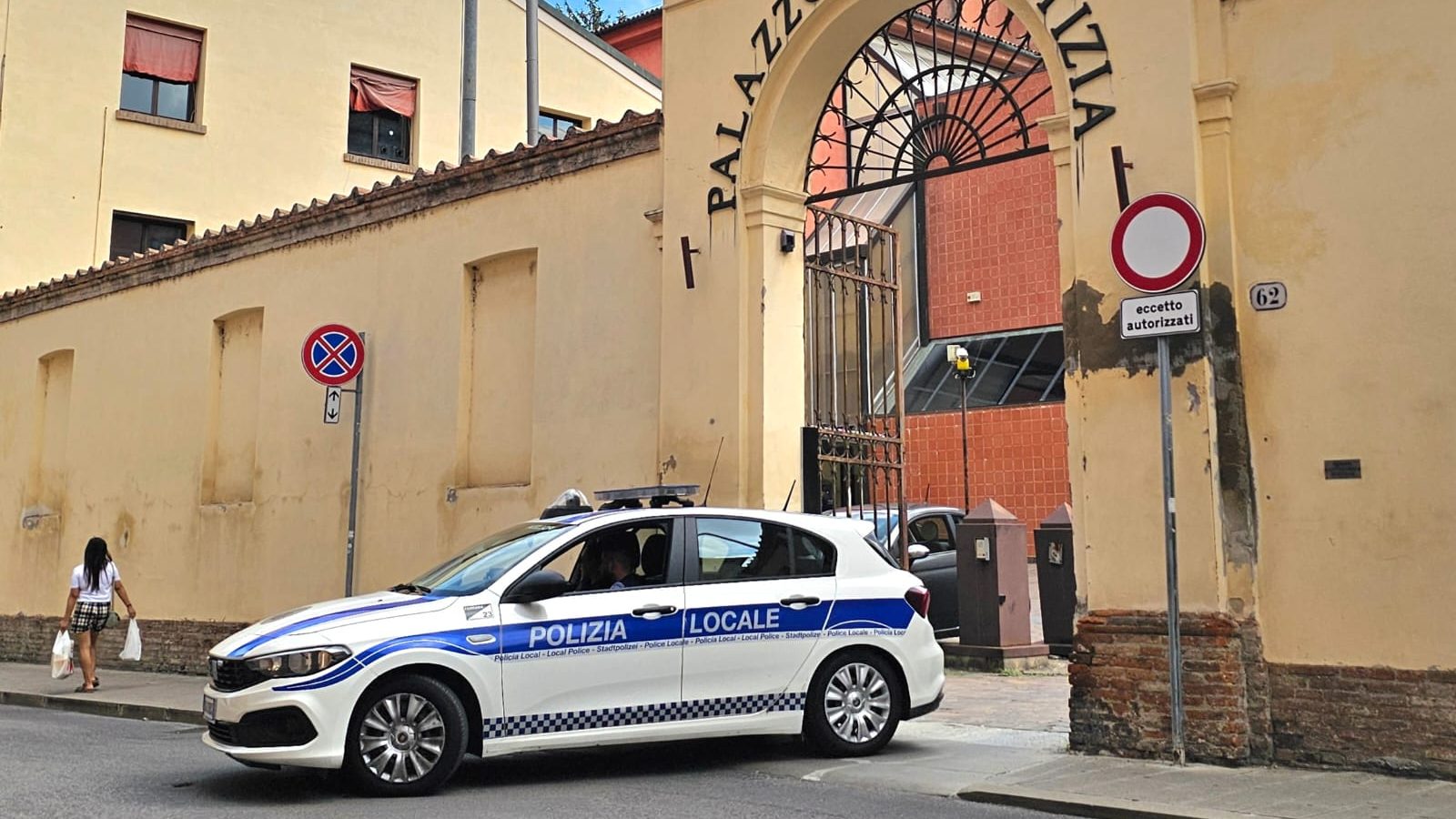 Trovato hashish in auto, spezzò il telefono davanti alla polizia: condannato a un anno e mezzo Trovato hashish in auto, spezzò il telefono davanti alla polizia: condannato a un anno e mezzo 1