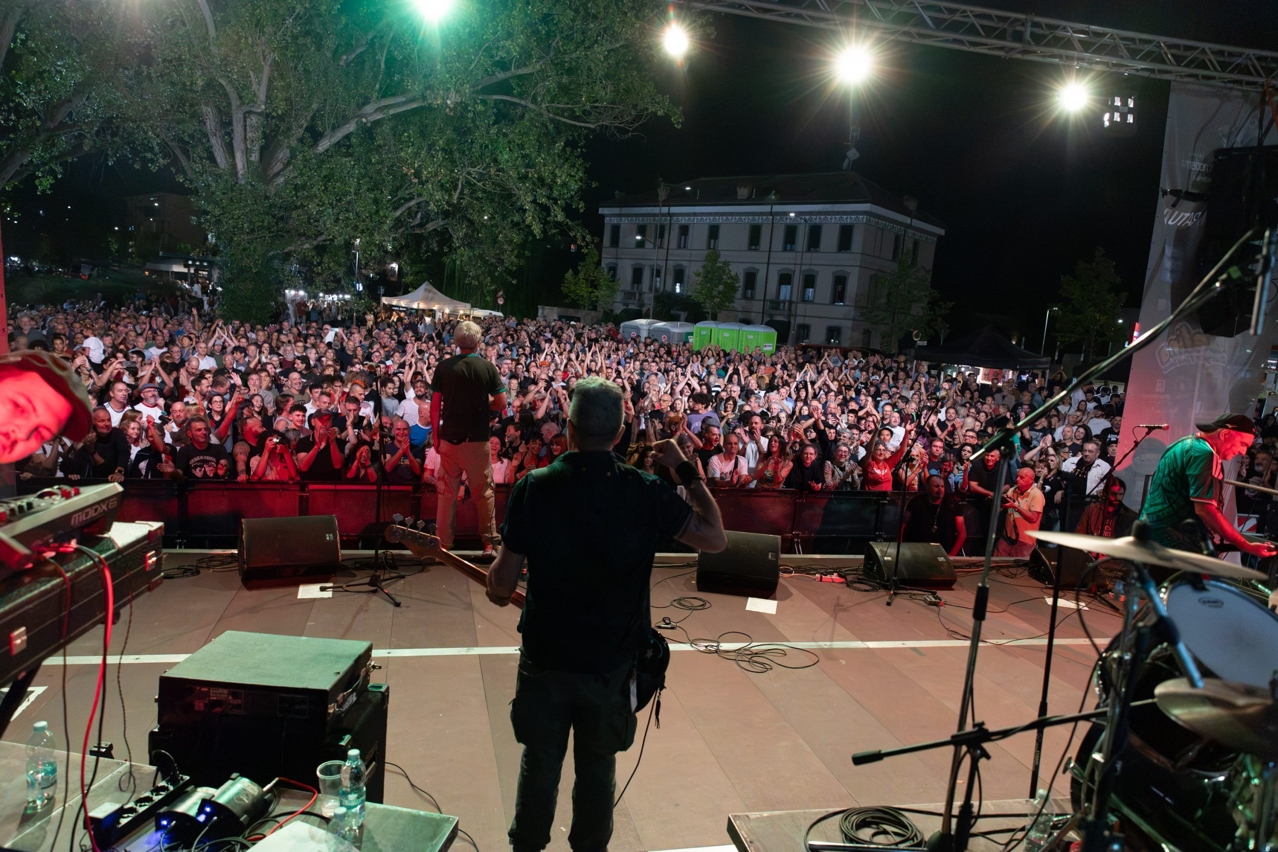 L’ultimo concerto degli Strike infiamma la Darsena: in 3mila per l’addio alla band ferrarese 8