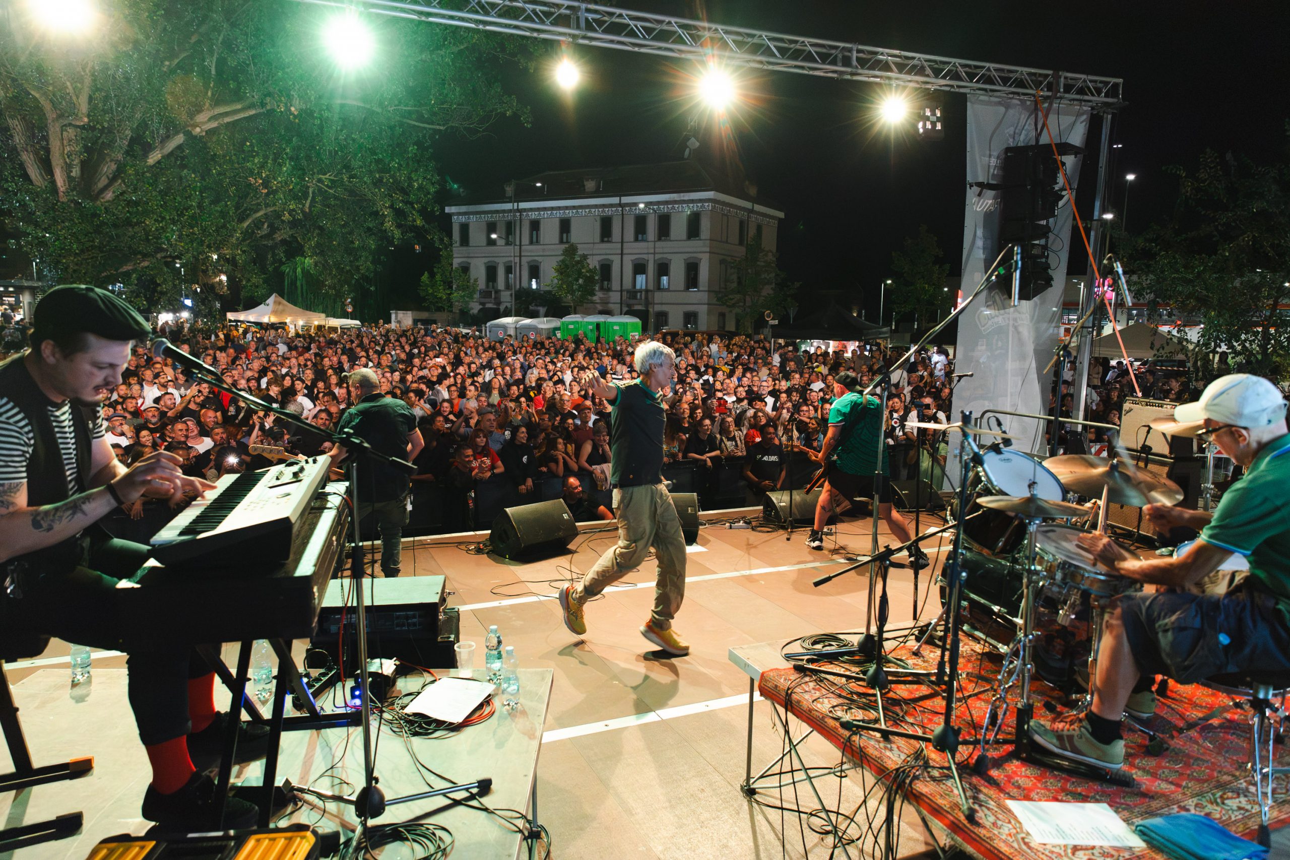 L’ultimo concerto degli Strike infiamma la Darsena: in 3mila per l’addio alla band ferrarese 9