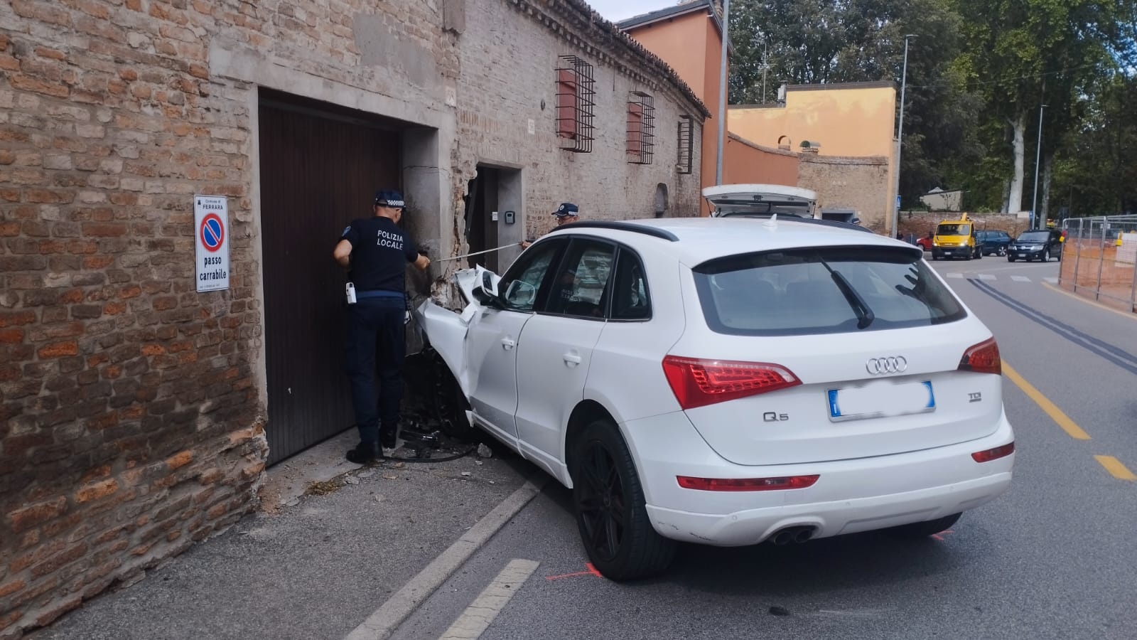 Perde il controllo dell’Audi e si schianta contro l’ingresso di una casa Perde il controllo dell’Audi e si schianta contro l’ingresso di una casa 5