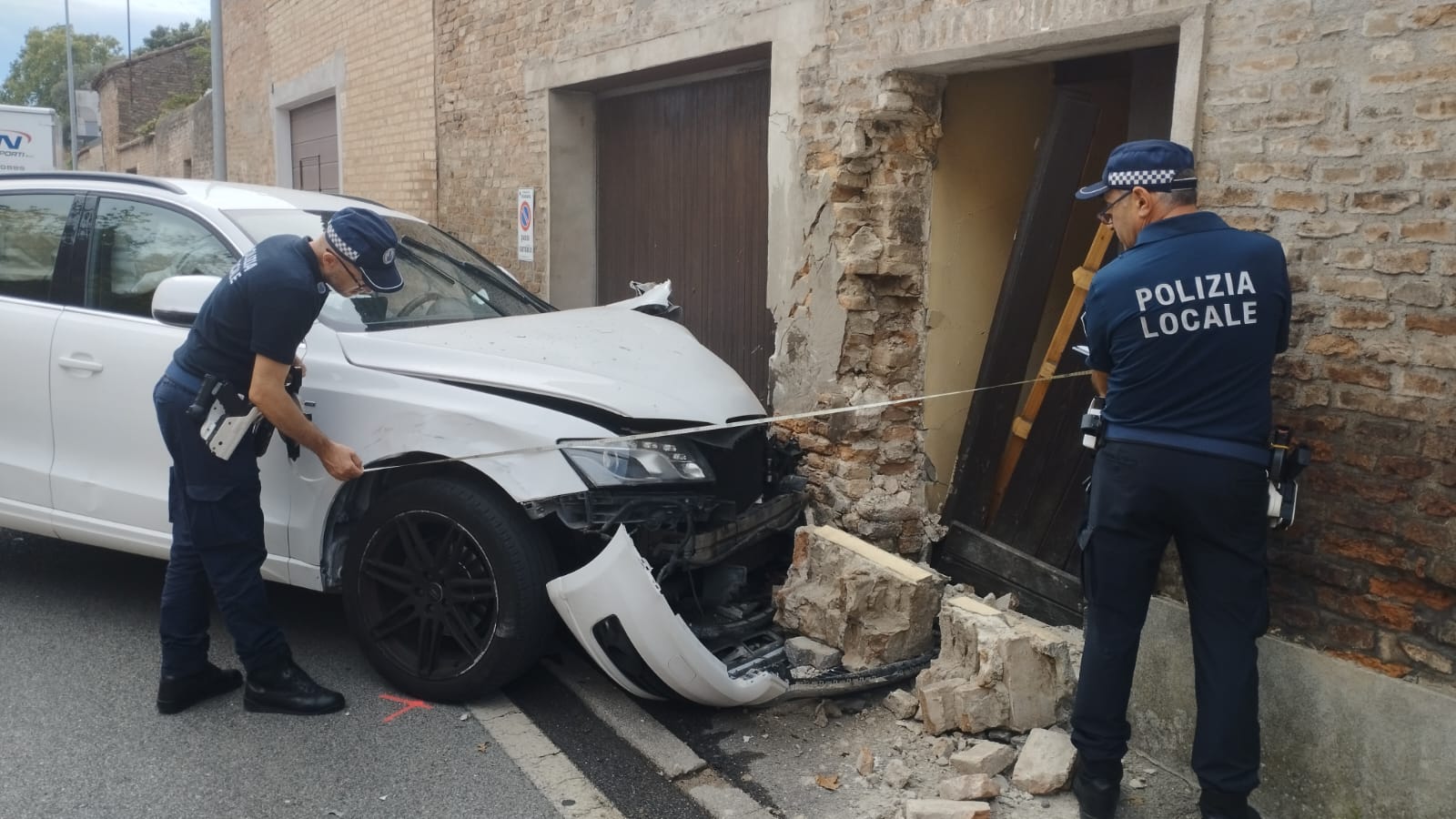 Perde il controllo dell’Audi e si schianta contro l’ingresso di una casa 2