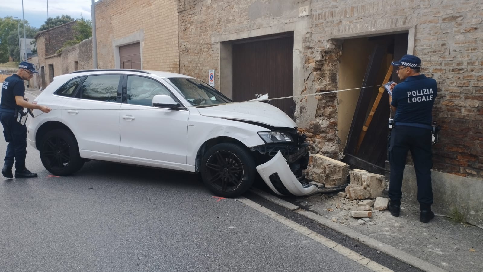 Perde il controllo dell’Audi e si schianta contro l’ingresso di una casa 4
