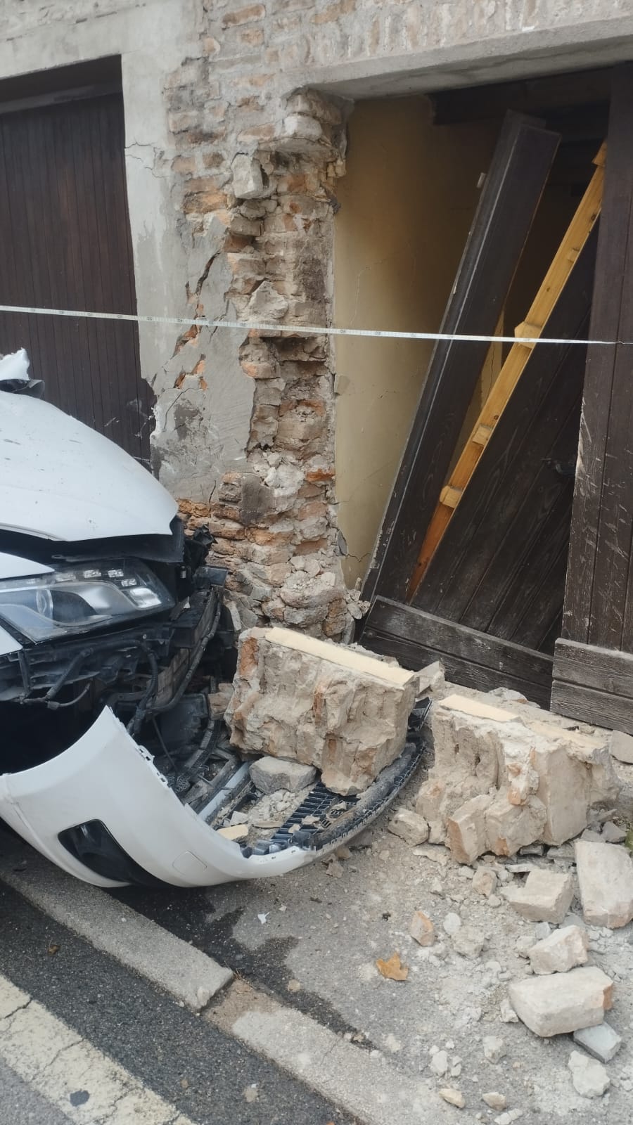 Perde il controllo dell’Audi e si schianta contro l’ingresso di una casa 3