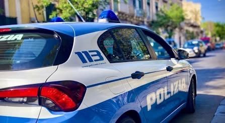Furto in un bar: rubato un borsello da una sedia, denunciato dalla Polizia 1