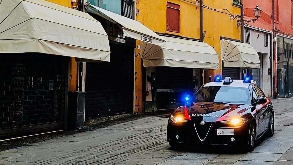 Rubata una bottiglia di liquore da oltre 3mila euro: bloccato a pochi metri dal ristorante Rubata una bottiglia di liquore da oltre 3mila euro: bloccato a pochi metri dal ristorante 1