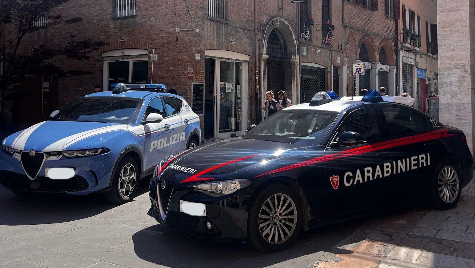 Urina in corso Porta Reno, poi si scaglia contro Carabinieri e poliziotti: arrestato 22enne 1