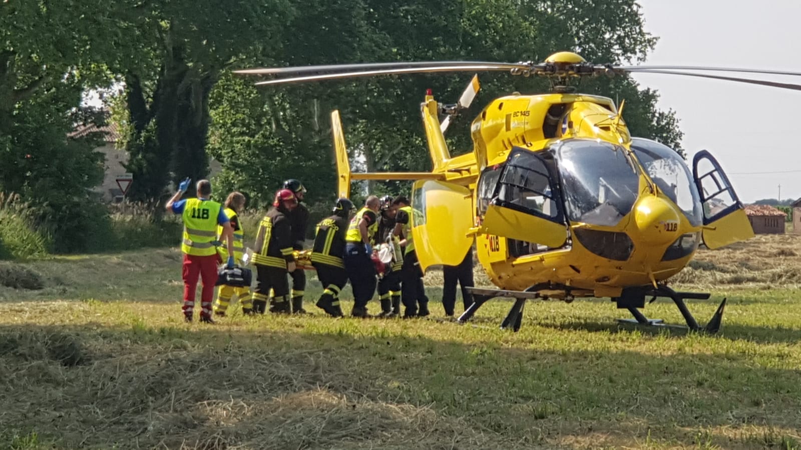 Via Uccellino, schianto tra due auto e un camion: due feriti gravi Incidente in via Uccellino: scontro tra due auto e un camion, due uomini gravi 1