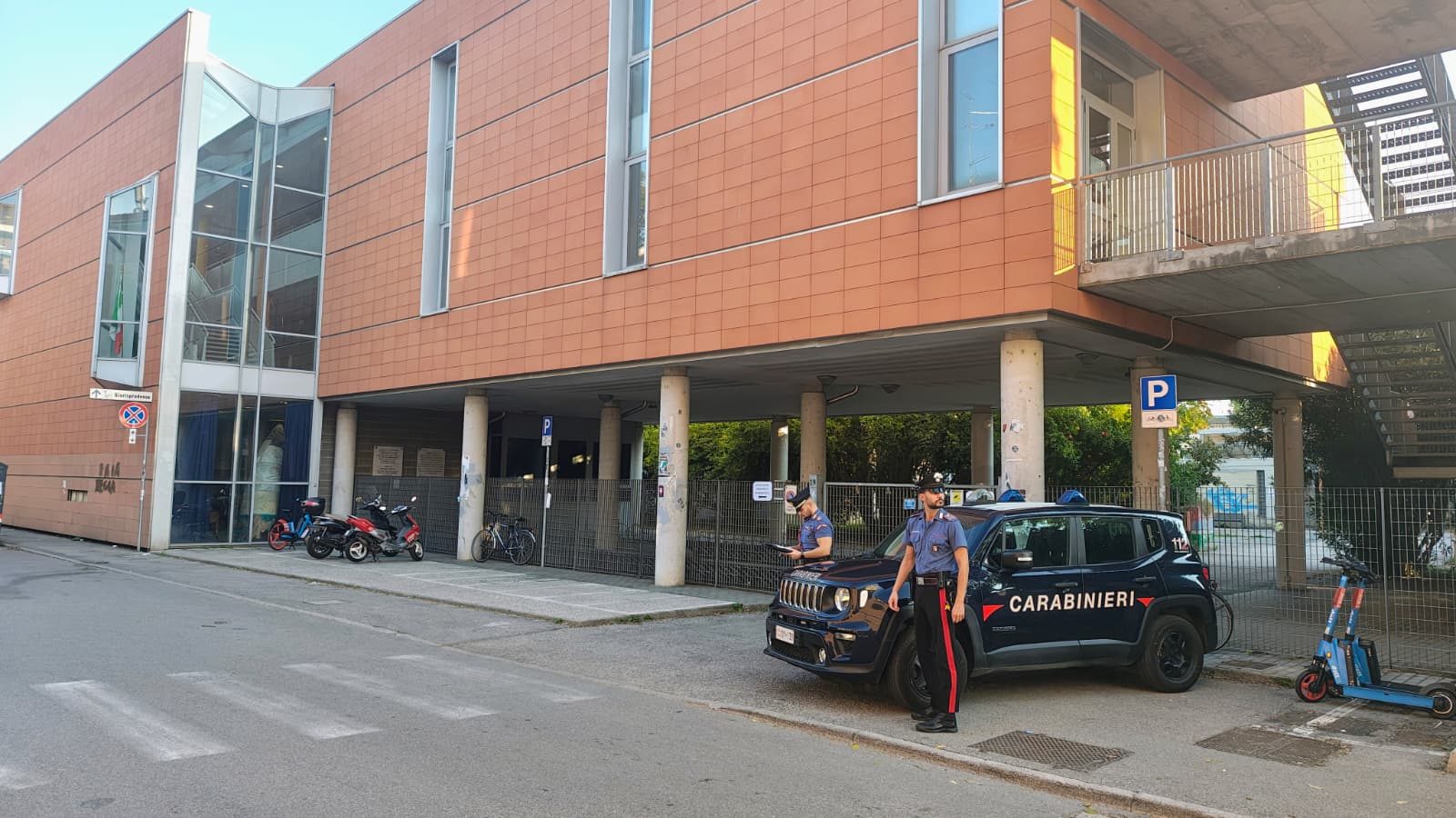 Aggressione all'Ariosto: il 22enne, colto da crisi psichica, colpiva a caso per poi togliersi la vita Aggressione all'Ariosto: il 22enne, colto da crisi psichica, colpiva a caso per poi togliersi la vita 1