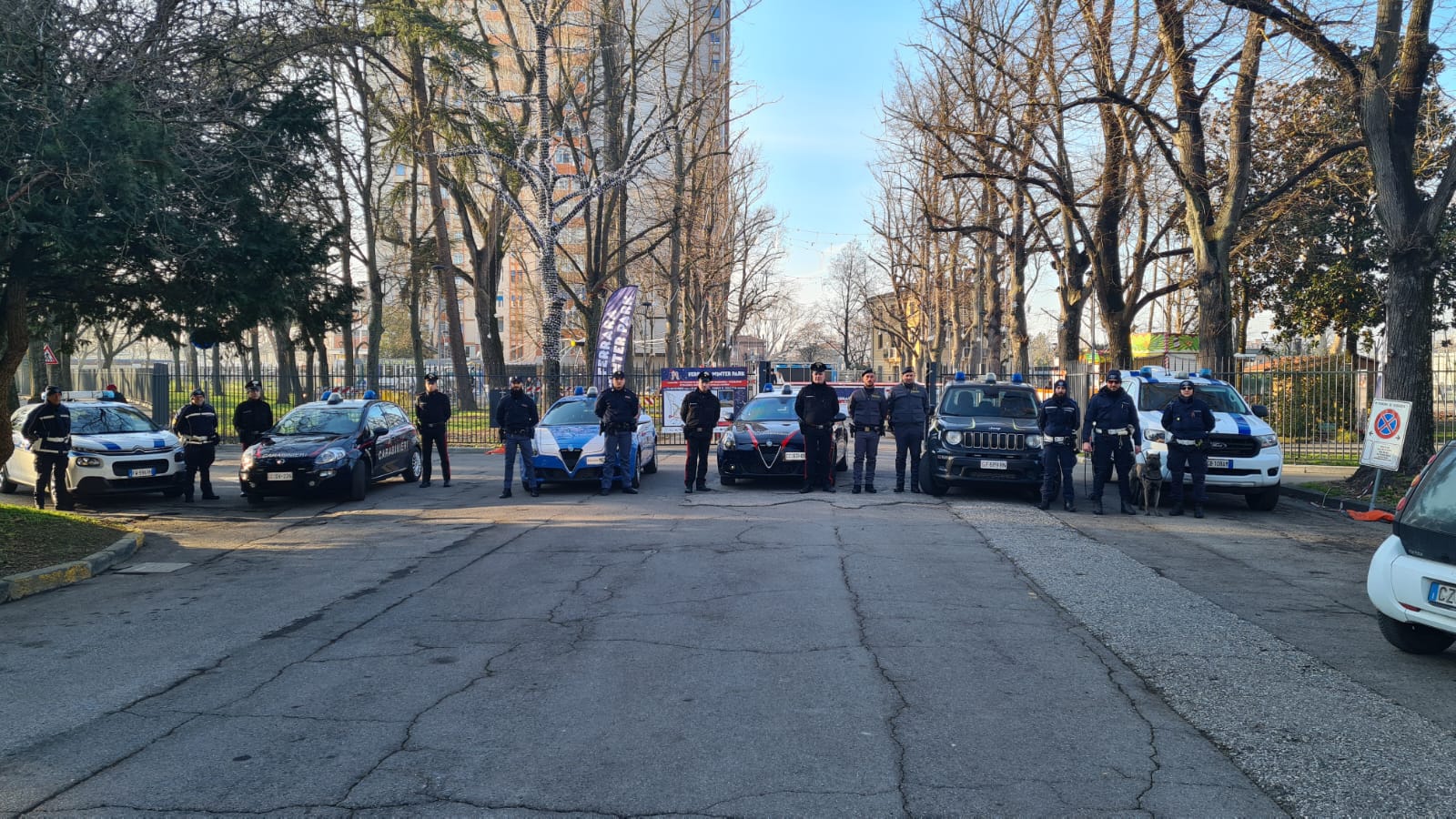 Controlli interforze tra Gad e stazione, sequestrati 30 grammi di hashish Controlli interforze a Ferrara: sequestrati 30 grammi di hashish e verificati 169 cittadini 1