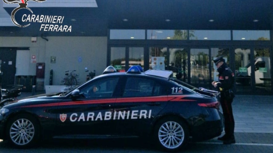 Danneggia le vetrine del centro commerciale e si scaglia contro i carabinieri 1