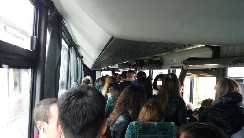 Bus scolastici Ferrara-Cento, Marchi (M5S) chiede un tavolo urgente per il sovraffollamento Bus scolastici Ferrara-Cento, Marchi (M5S) chiede un tavolo urgente per il sovraffollamento 1