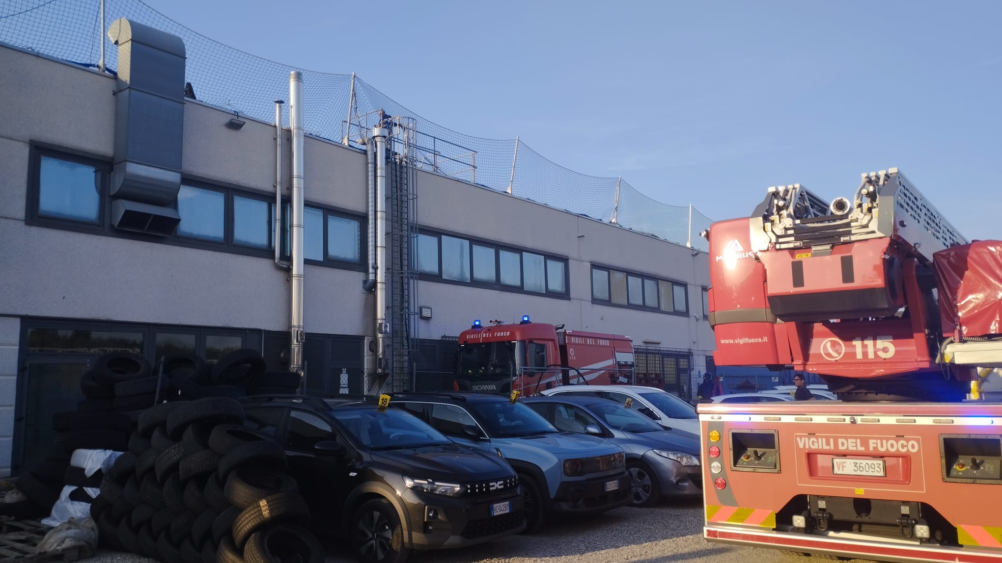 Incendio all’autoconcessionaria Franciosi, tetto a fuoco durante i lavori post-grandine 3