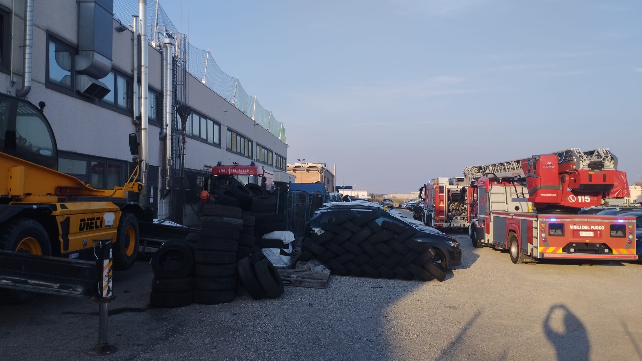 Incendio all’autoconcessionaria Franciosi, tetto a fuoco durante i lavori post-grandine 5