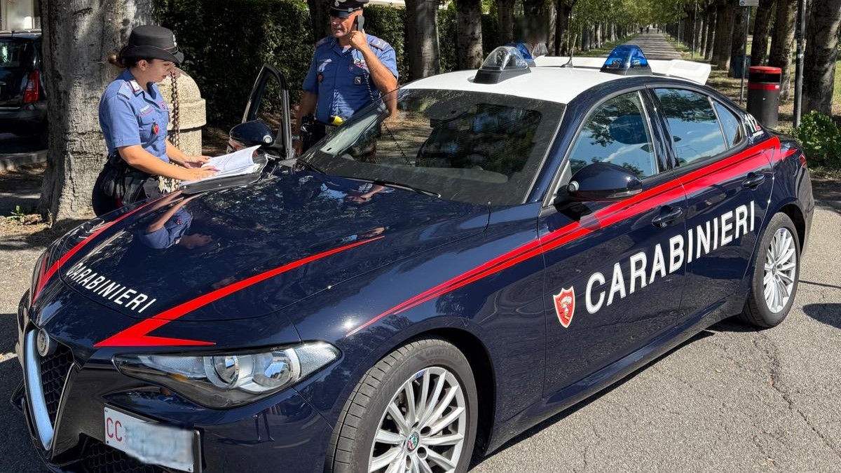 Lancia pietre contro case e bar, poi si scaglia sui carabinieri 1