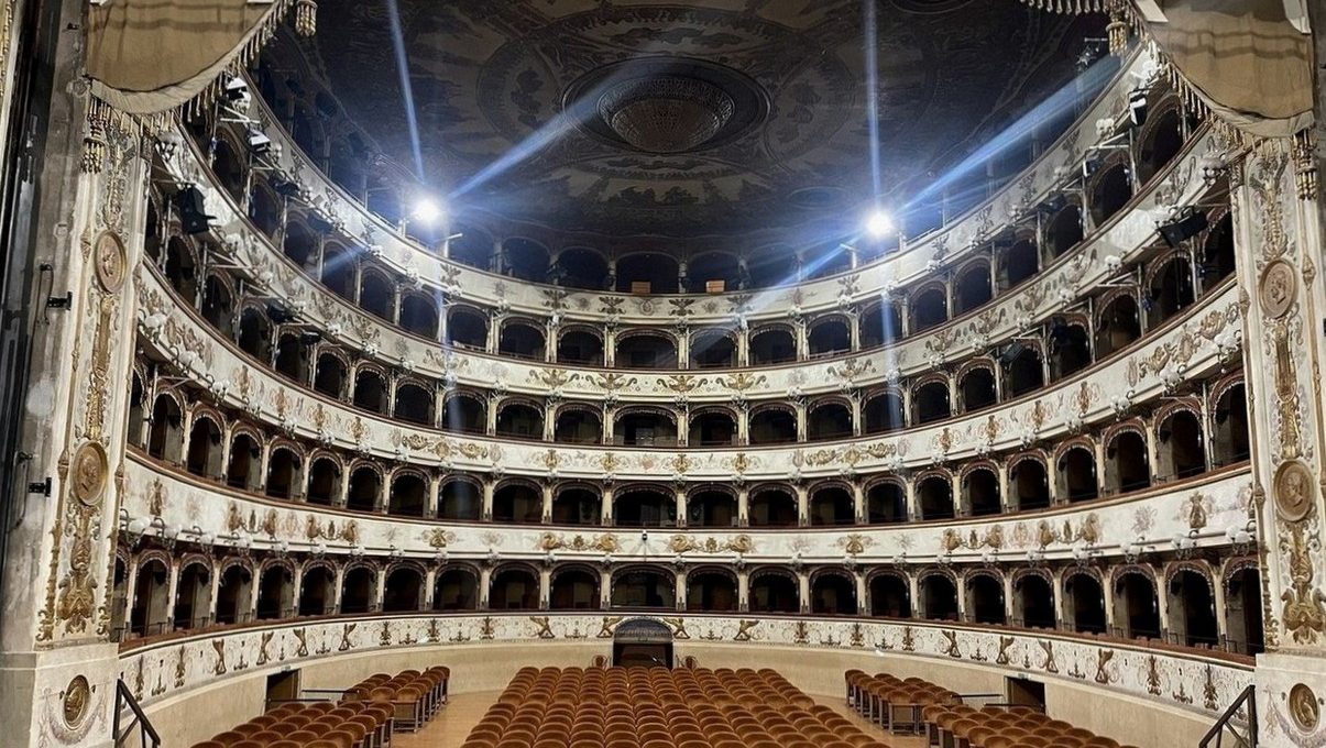 Nove anni senza rinnovo, è sciopero: presidio davanti al Teatro Comunale di Ferrara 1