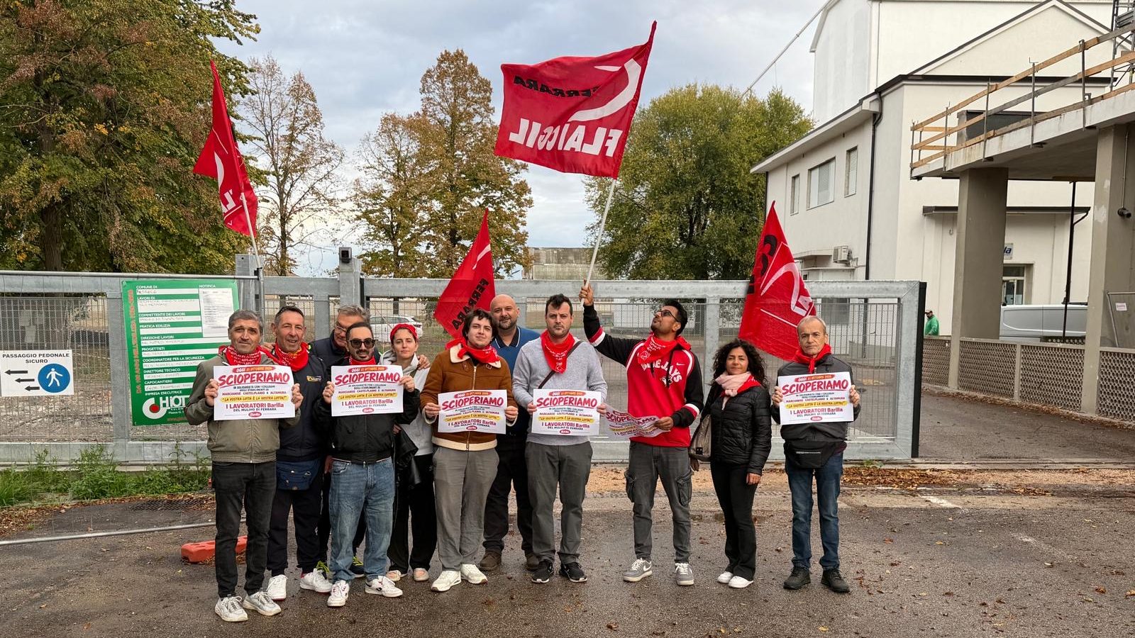 Picchetto davanti al Molino Barilla. I dipendenti: “Solidali e preoccupati” 1