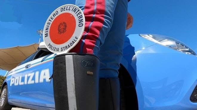 Sicurezza stradale, 53 patenti revocate e 300 infrazioni: 37 automobilisti al telefono al volante 1