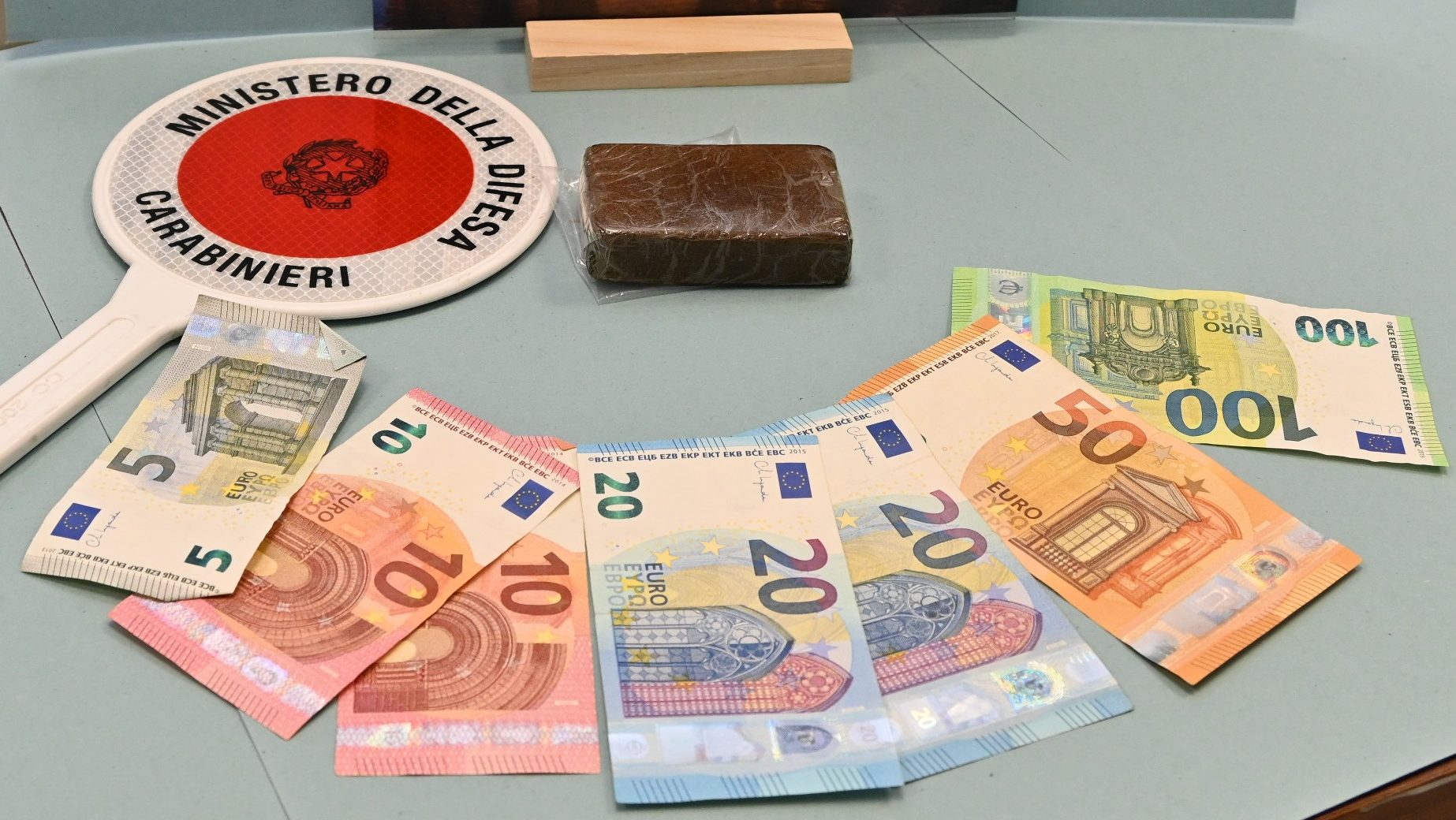 Spaccio a Gad: vede i carabinieri e butta via un panetto di hashish 1