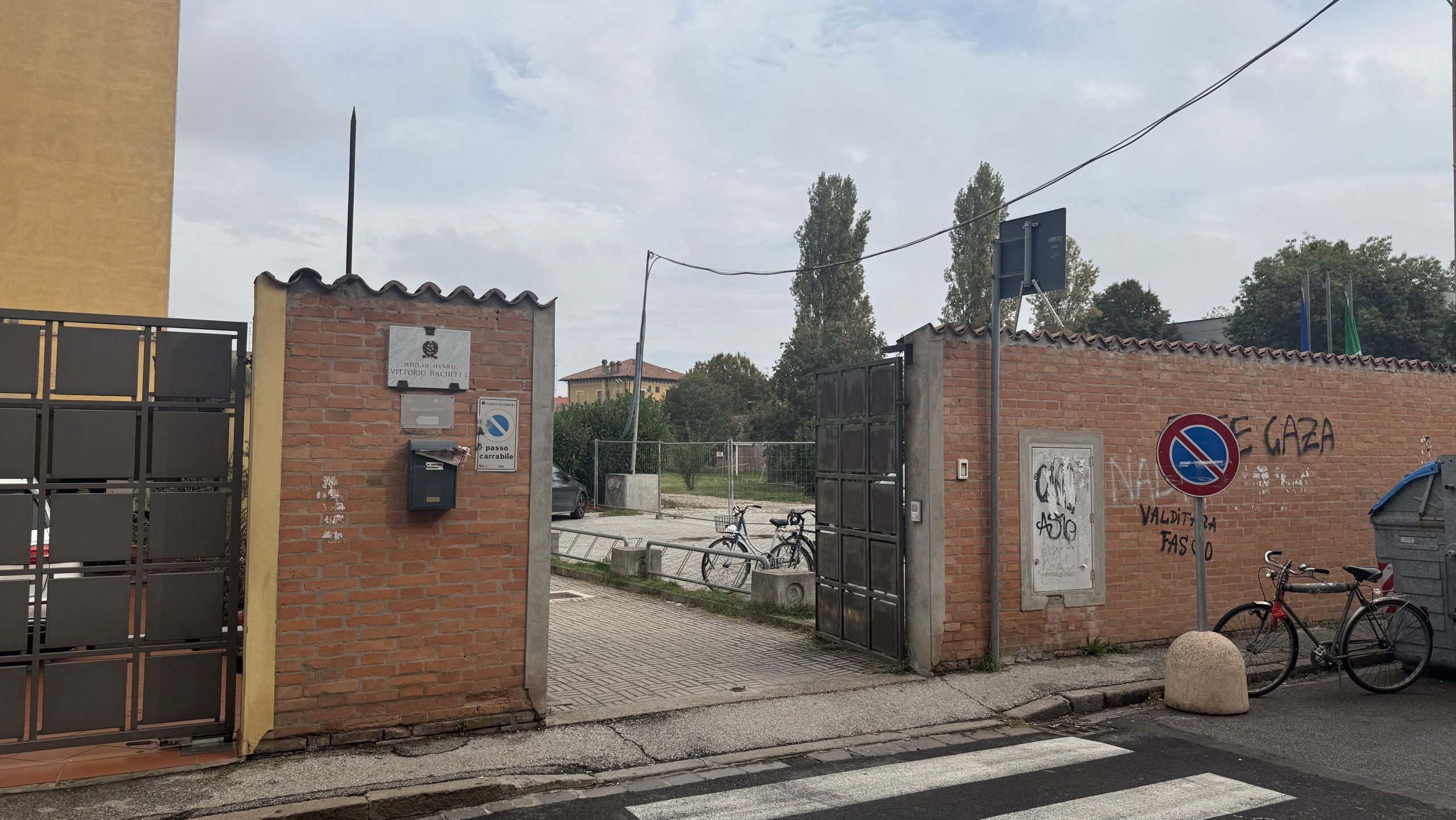 Spray al peperoncino in classe: due studenti accompagnati a Cona 1