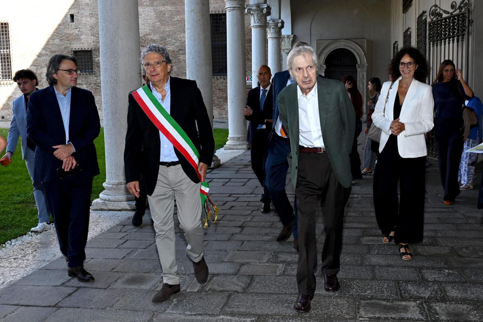 Vittorio Sgarbi ricoverato al Gemelli in gravi condizioni 1