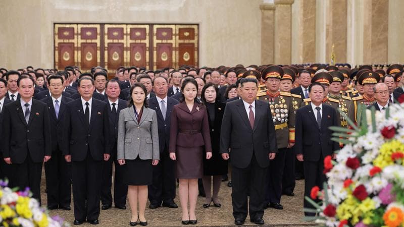 Corea del Nord, leader designata a 13 anni? La figlia di Kim Jong-un al mausoleo del nonno 1