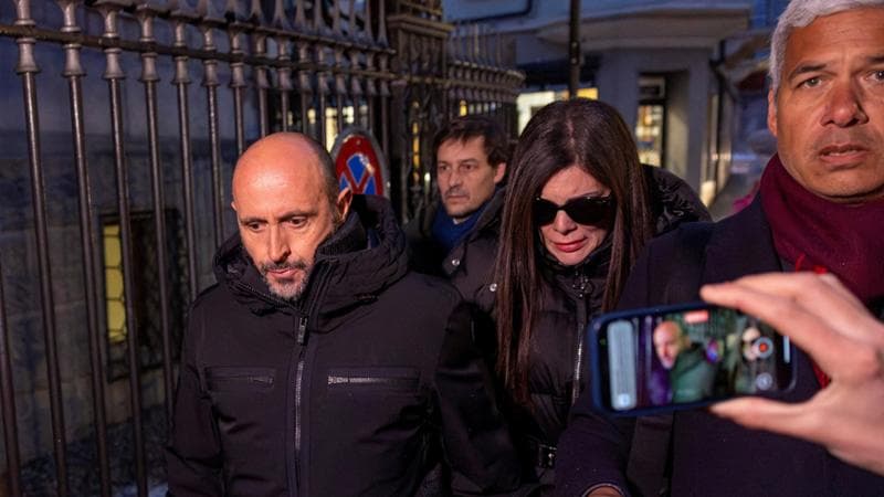 Crans-Montana, bugie e contatti all’estero: ecco perché sono stati arrestati i proprietari del pub 1