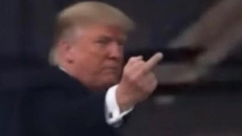 Gli gridano “protettore di pedofili”, Trump risponde facendo il dito medio 1