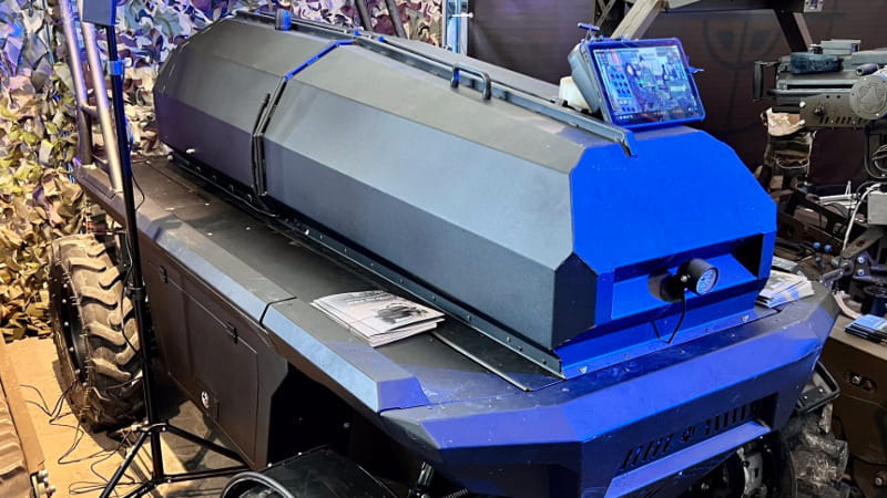 I buoni salvano i feriti, i cattivi sparano e demoliscono: la carica dei soldati robot in Ucraina 1