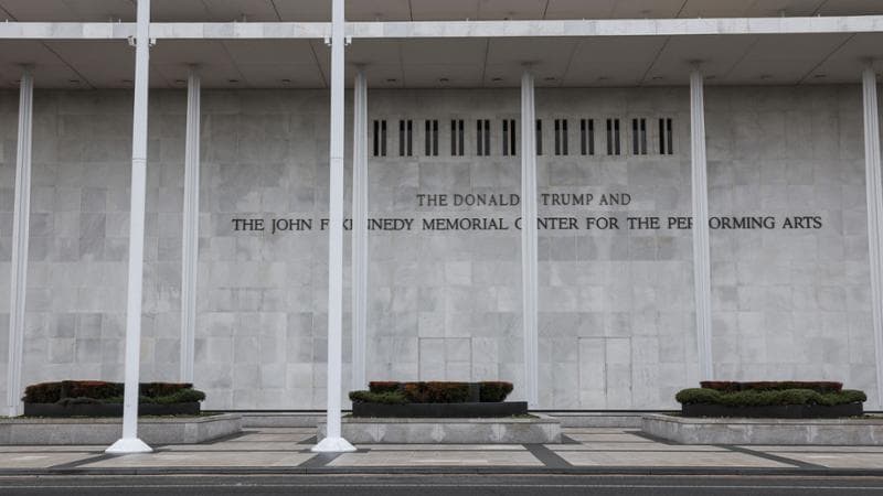 Protesta di Capodanno contro Donald: la jazz band annulla il concerto al Trump-Kennedy Center 1