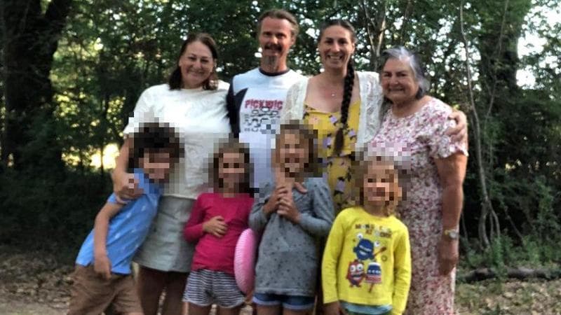 Un presidio a difesa della famiglia del bosco. “Non è giusto separare i genitori dai figli” 1